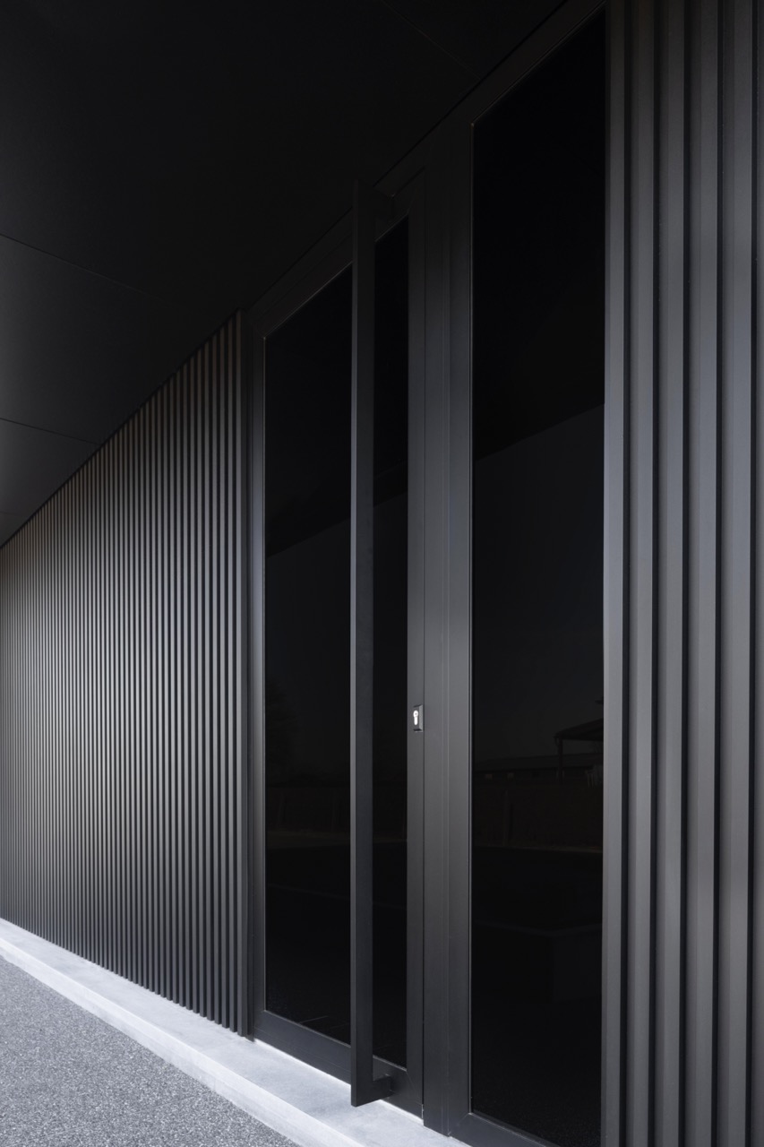 Strakke aluminium voordeur - Geplaatst door Raamwinkel Strakke aluminium voordeur - Geplaatst door Raamwinkel