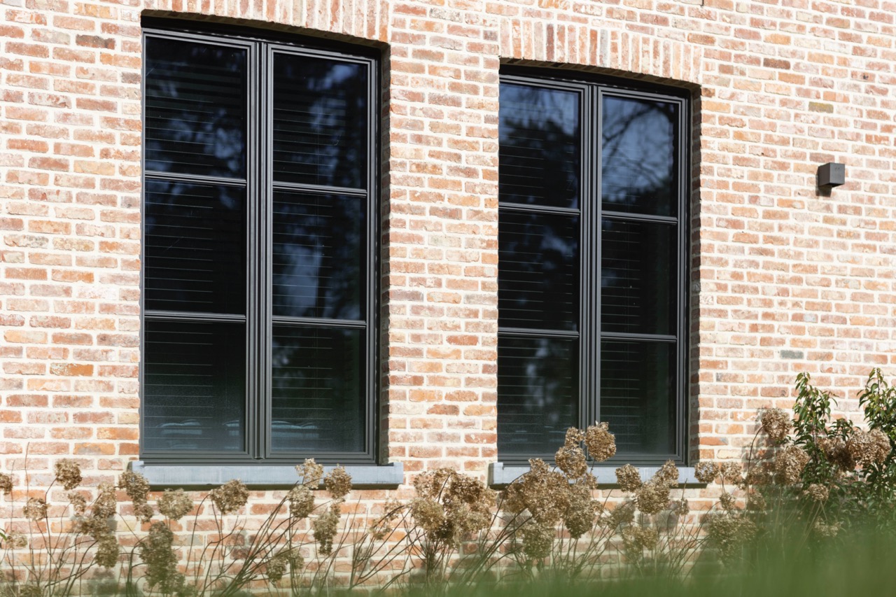 Zwarte steellook ramen met kruishoutenverdeling Zwarte steellook ramen met kruishoutenverdeling