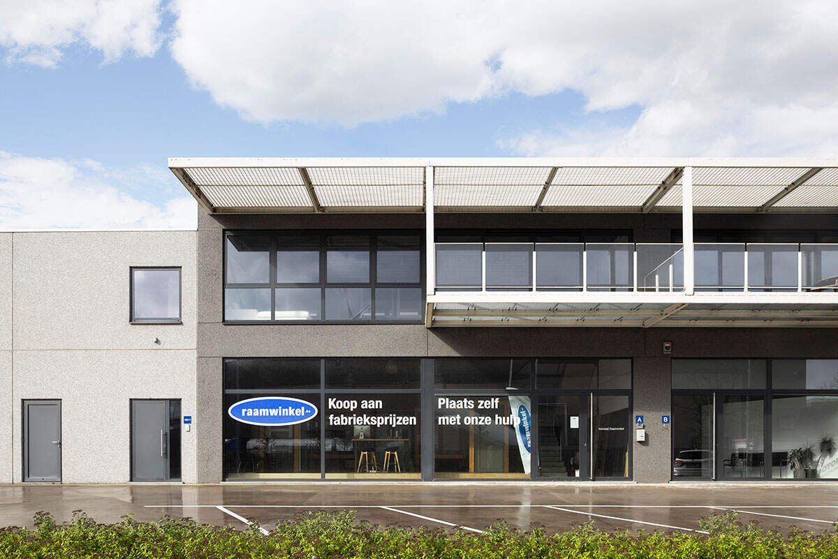 Frontaal aanzicht toonzaal Roeselare