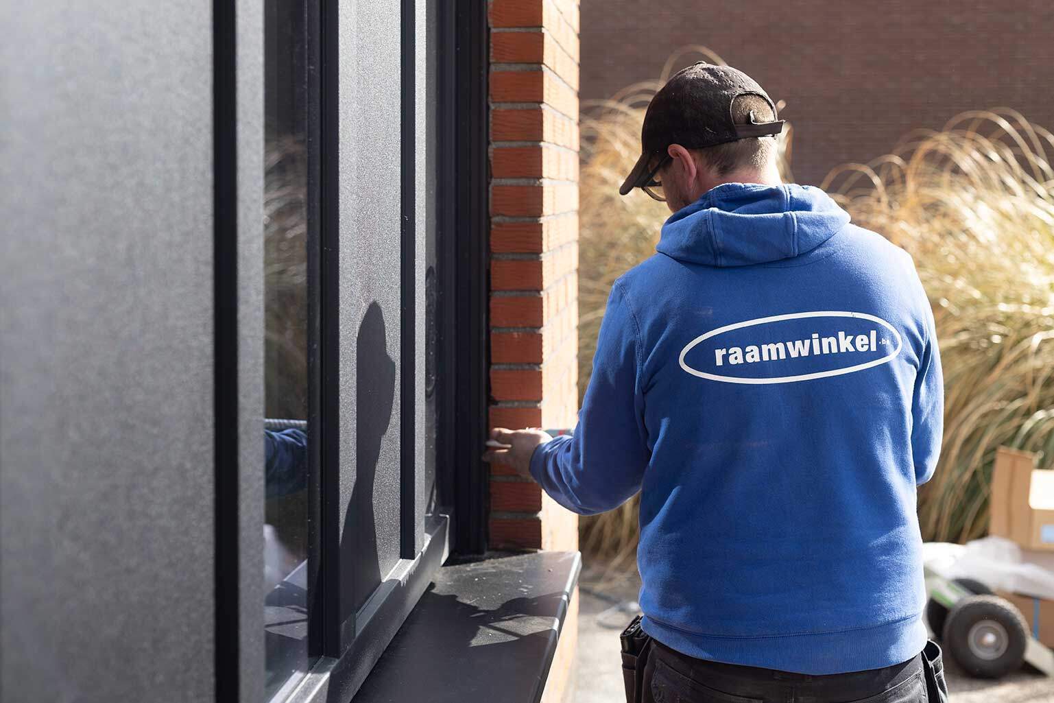 Raamwinkel meestergast bezig met het opkitten van het buitenschrijnwerk voor een perfecte afdichting