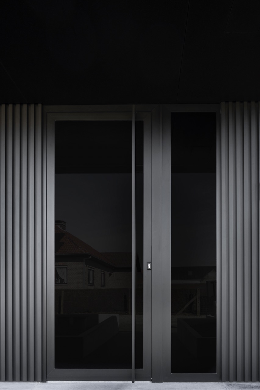 Zwarte aluminium voordeur - Geplaatst door Raamwinkel Zwarte aluminium voordeur - Geplaatst door Raamwinkel